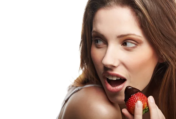 Bella ragazza mangiare una fragola rossa fresca con salsa di cioccolato — Foto Stock