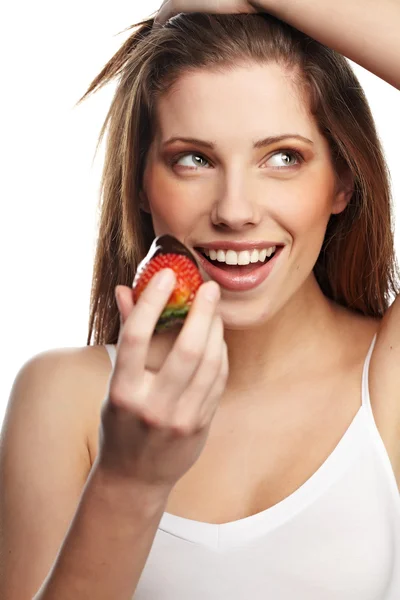 Красива дівчина їсть свіжу червону полуницю з шоколадним тарілкою — стокове фото