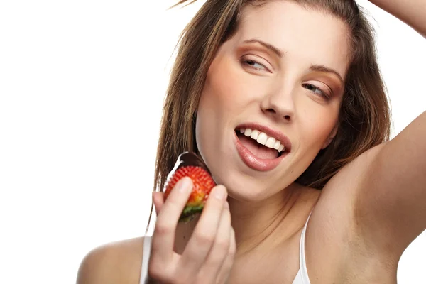 Gyönyörű lány eszik friss piros eper, csokoládé sauc — Stock Fotó