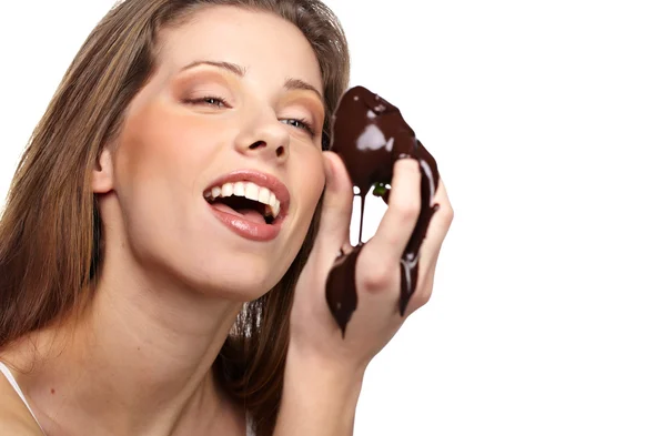 Menina Bonita Comendo Morango Vermelho Fresco Com Molho Chocolate — Fotografia de Stock
