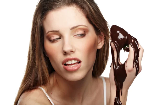 Bella ragazza mangiare una fragola rossa fresca con salsa di cioccolato — Foto Stock