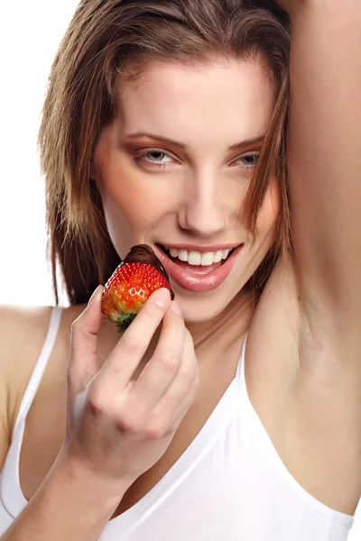 Vacker kvinna med jordgubbe — Stockfoto