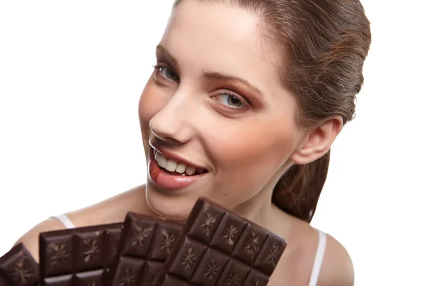 チョコレートと美しい女性のポートレート — ストック写真