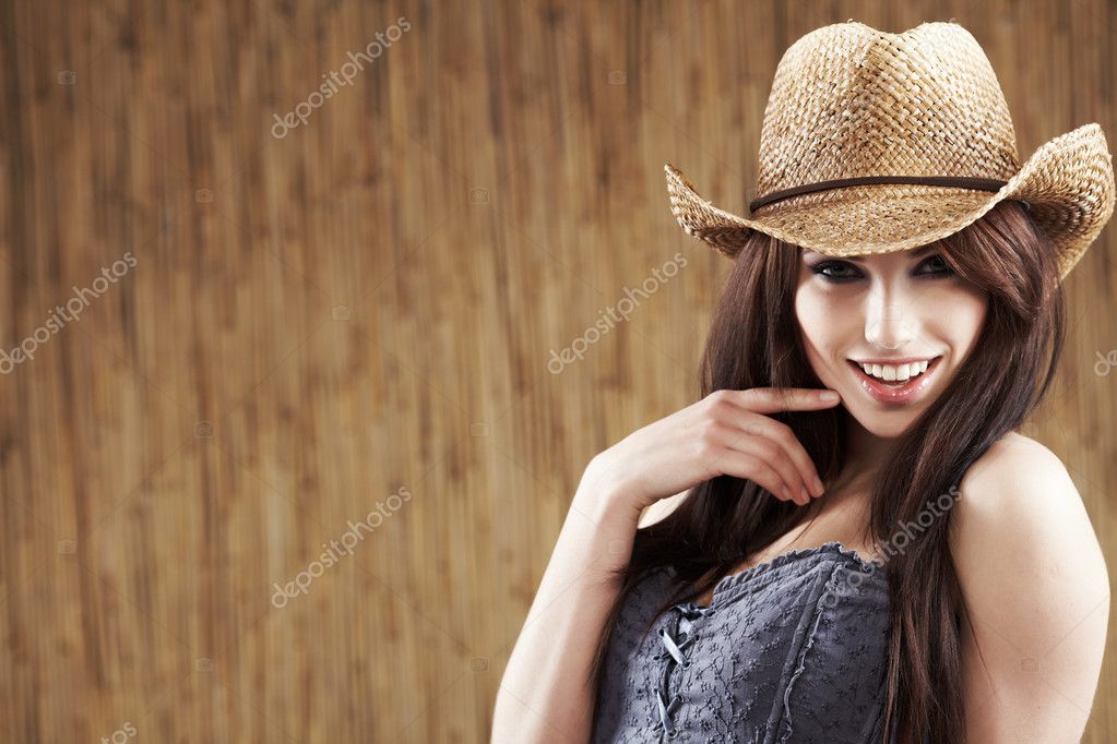 девушка в ковбойской шляпе без смс