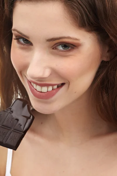 Πορτρέτο του όμορφη γυναίκα με μια σοκολάτα έρημο — Φωτογραφία Αρχείου