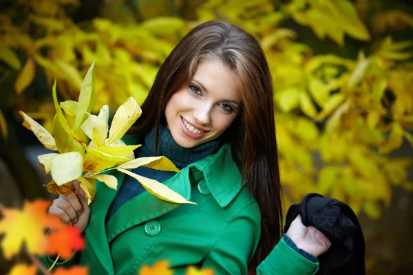 Μόδα Γυναίκα Στο Πάρκο Φθινόπωρο Κρατώντας Κίτρινο Φύλλο — Φωτογραφία Αρχείου