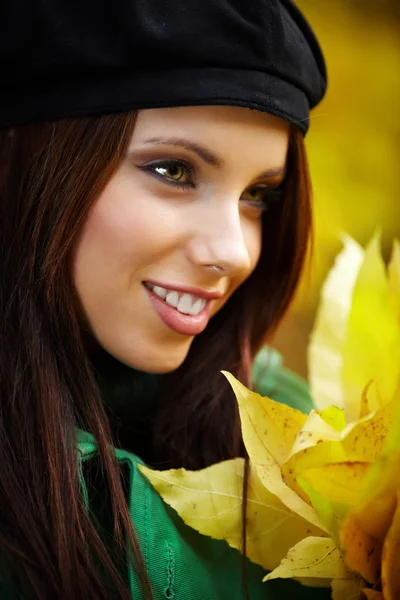 Modefrau Herbstpark Mit Gelbem Blatt — Stockfoto