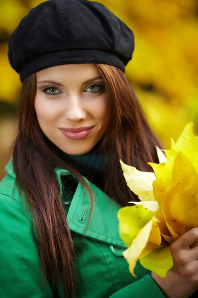 Μόδα Γυναίκα Στο Πάρκο Φθινόπωρο Κρατώντας Κίτρινο Φύλλο — Φωτογραφία Αρχείου