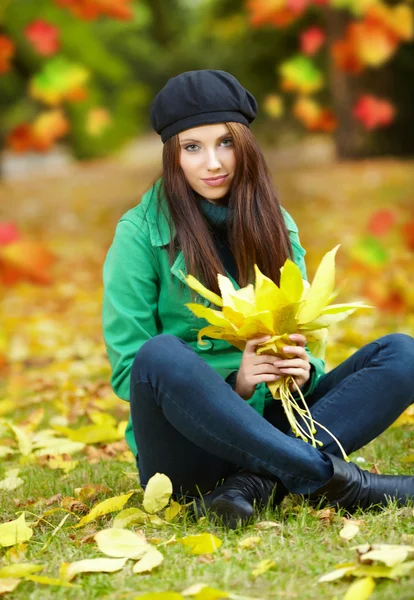 Sonbahar Parkında Sarı Yaprak Tutan Moda Kadını — Stok fotoğraf