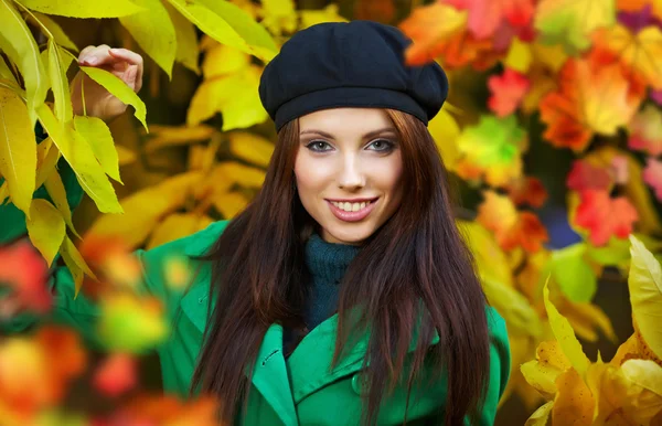 Mode Kvinna Höst Park Håller Gula Löv — Stockfoto