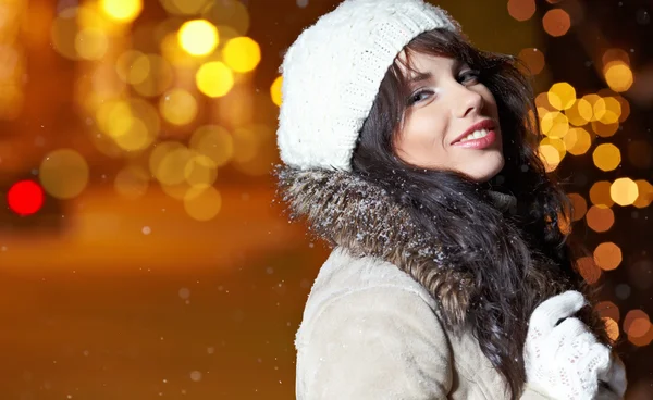 Женщина в ночном зимнем городе — стоковое фото