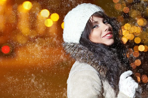 Mujer en la noche ciudad de invierno — Foto de Stock