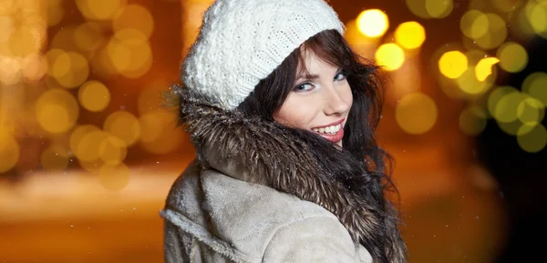 Женщина в ночном зимнем городе — стоковое фото