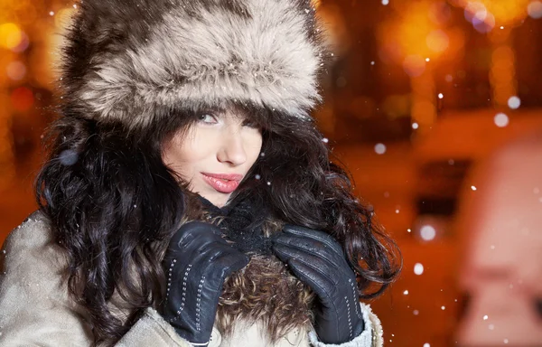 Жінка в нічному зимовому місті — стокове фото