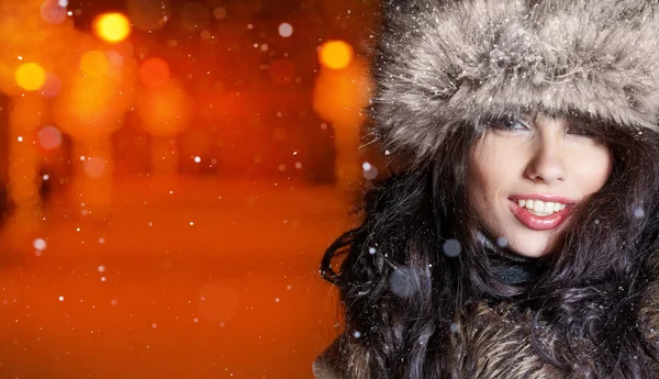 Vrouw in nacht winter stad — Stockfoto