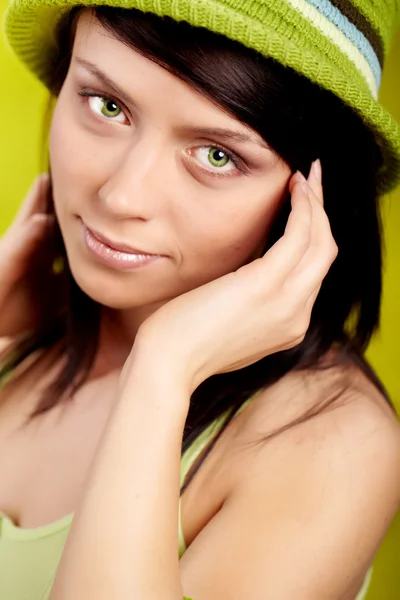 Vacker vår kvinna porträtt. gröna koncept — Stockfoto
