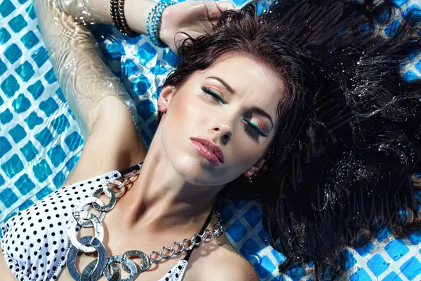 Sexy Mädchen Entspannen Einem Pool — Stockfoto