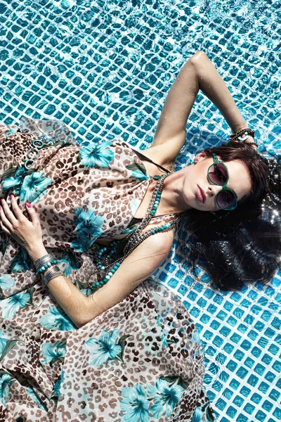 Sexy Mädchen Entspannen Einem Pool — Stockfoto