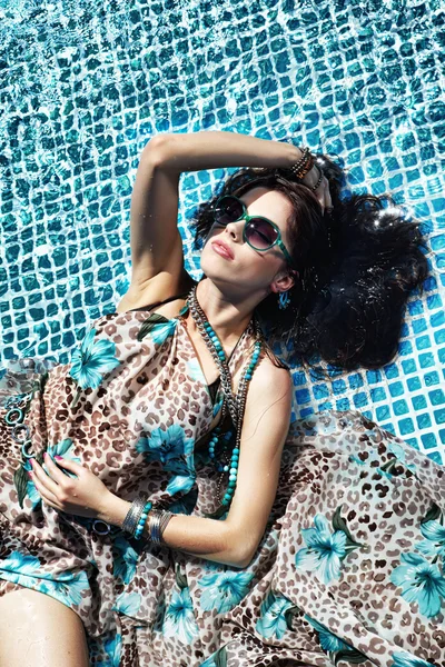 Sexy Mädchen entspannen in einem Pool — Stockfoto