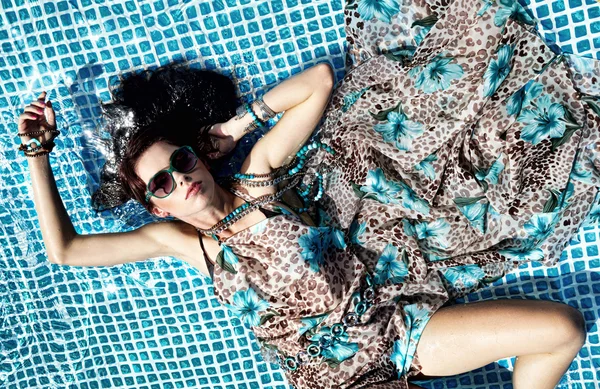Menina sexy relaxante em uma piscina — Fotografia de Stock