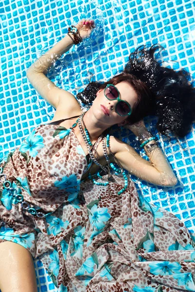 Σέξι κορίτσι χαλαρώνοντας σε μια πισίνα — Φωτογραφία Αρχείου