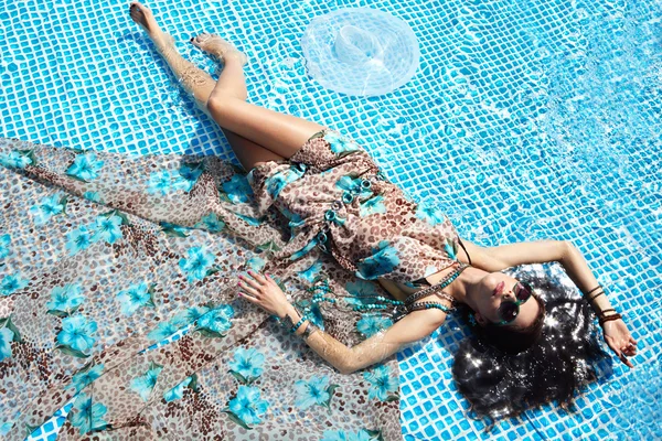 Sexy chica relajándose en una piscina — Foto de Stock