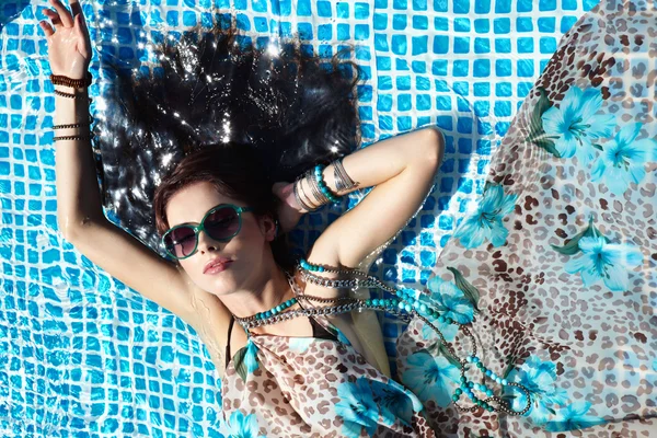 Ragazza sexy rilassante in una piscina — Foto Stock