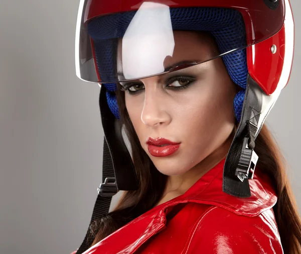 Красивая девушка в мотоциклетном шлеме — стоковое фото