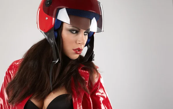 A menina bonita com um capacete de motocicleta — Fotografia de Stock