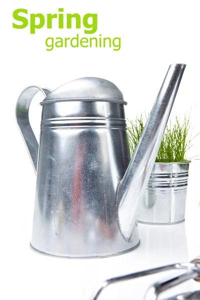 園芸工具および草の白の水まき缶 — ストック写真