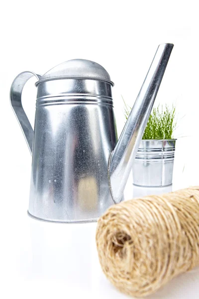 Εργαλεία κήπων και το ποτιστήρι με γρασίδι σε λευκό — Φωτογραφία Αρχείου