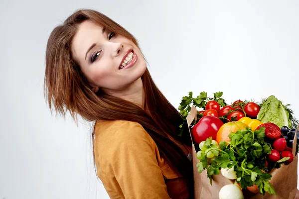 Kvinna med en väska full av hälsosamma livsmedel. shopping . — Stockfoto