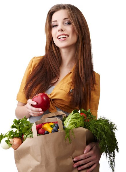 женщина держит сумку, полную здоровой пищи. покупка
 .