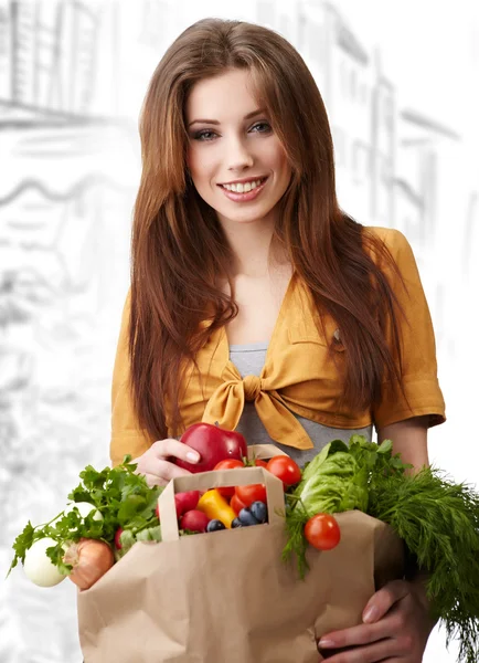 Frau mit einer Tüte voller gesunder Lebensmittel. Einkaufen . — Stockfoto