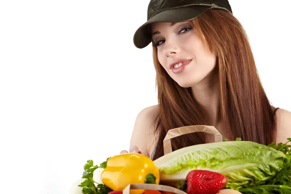 Wanita memegang tas penuh dengan makanan sehat. belanja  . — Stok Foto
