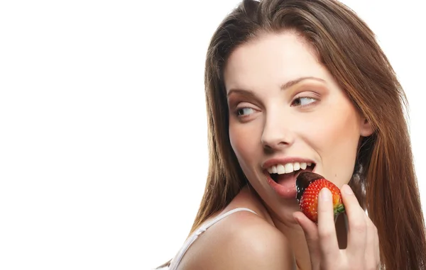 Retrato de una mujer acostada con una fresa —  Fotos de Stock
