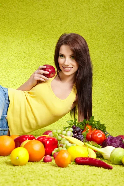 Ung kvinna shoppa grönsaker — Stockfoto