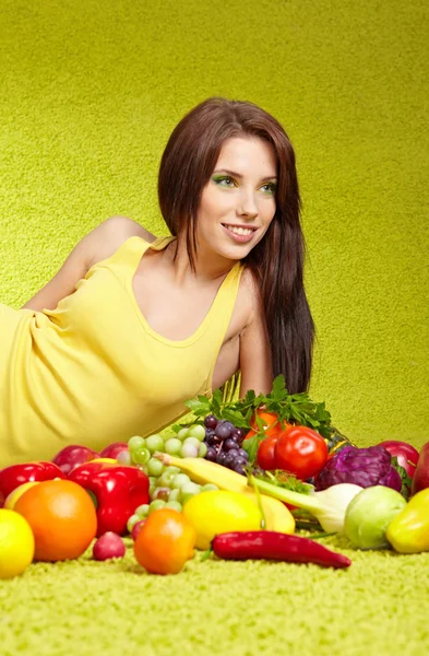 Mujer joven comprando verduras — Foto de Stock