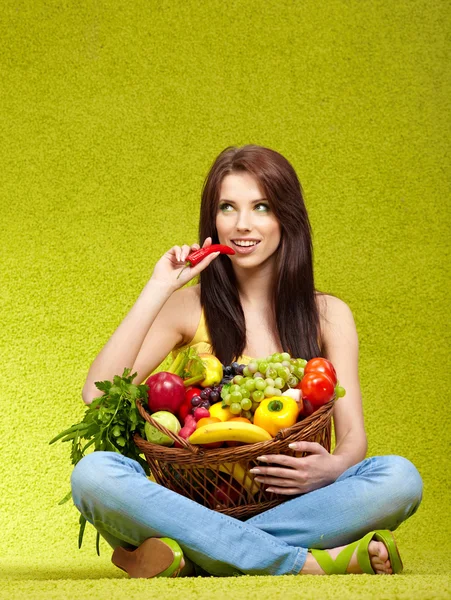 Jovem mulher compras de legumes — Fotografia de Stock