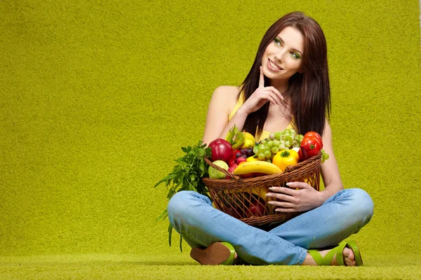 Jovem mulher compras de legumes — Fotografia de Stock