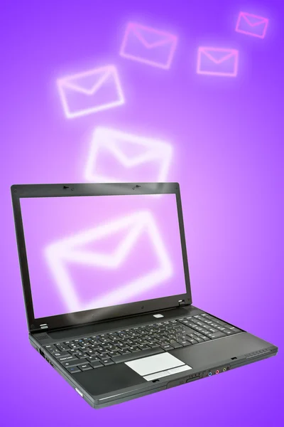 Laptop Sobre Fundo Violeta Conceito Comunicação — Fotografia de Stock