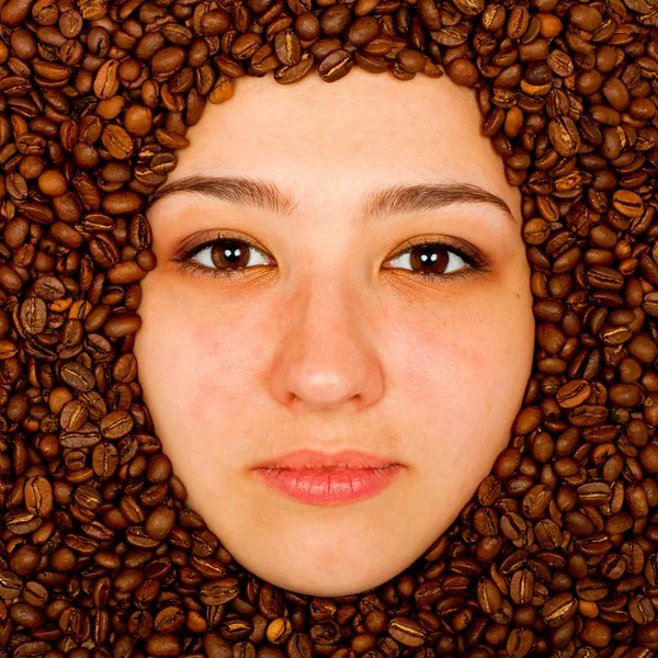 Кофейные зерна вокруг лица — стоковое фото