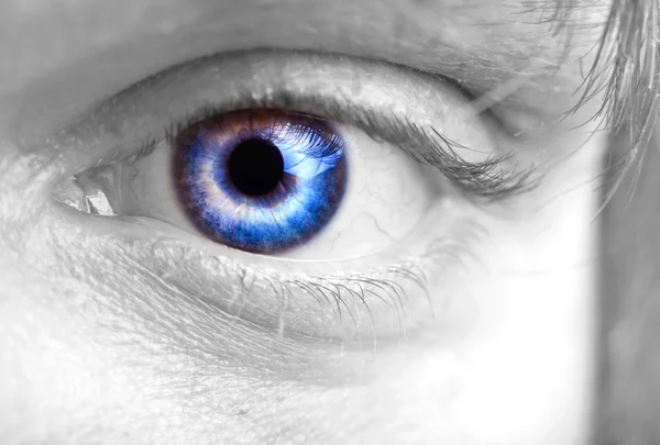 Чоловіче блакитне око крупним планом — стокове фото
