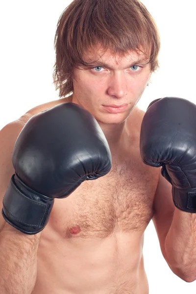 Junger kaukasischer Boxer mit schwarzen Boxhandschuhen. — Stockfoto