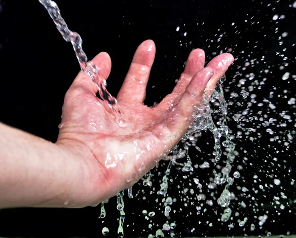 Рука и вода — стоковое фото