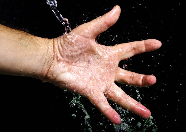 Рука и вода — стоковое фото