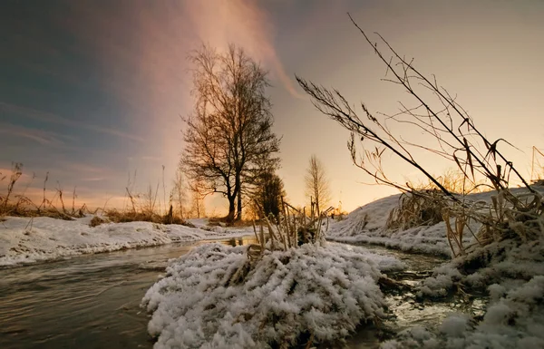Coucher de soleil dans le champ d'hiver . — Photo