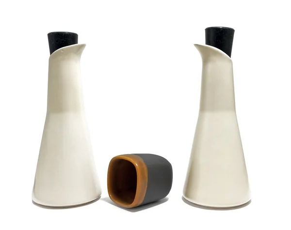 Vasi in ceramica bianca e una tazza — Foto Stock