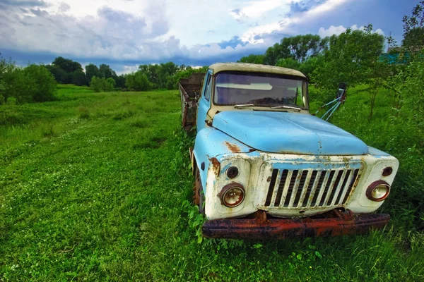 Camión viejo en el campo —  Fotos de Stock