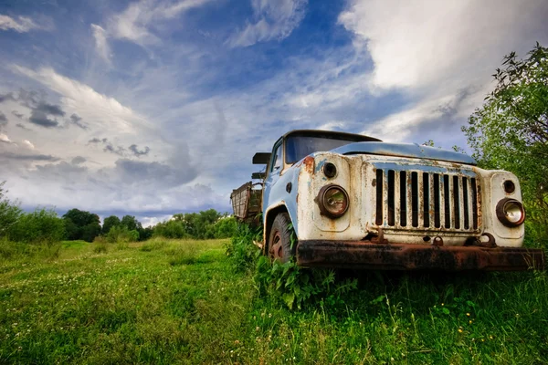 Стара вантажівка в полі — стокове фото
